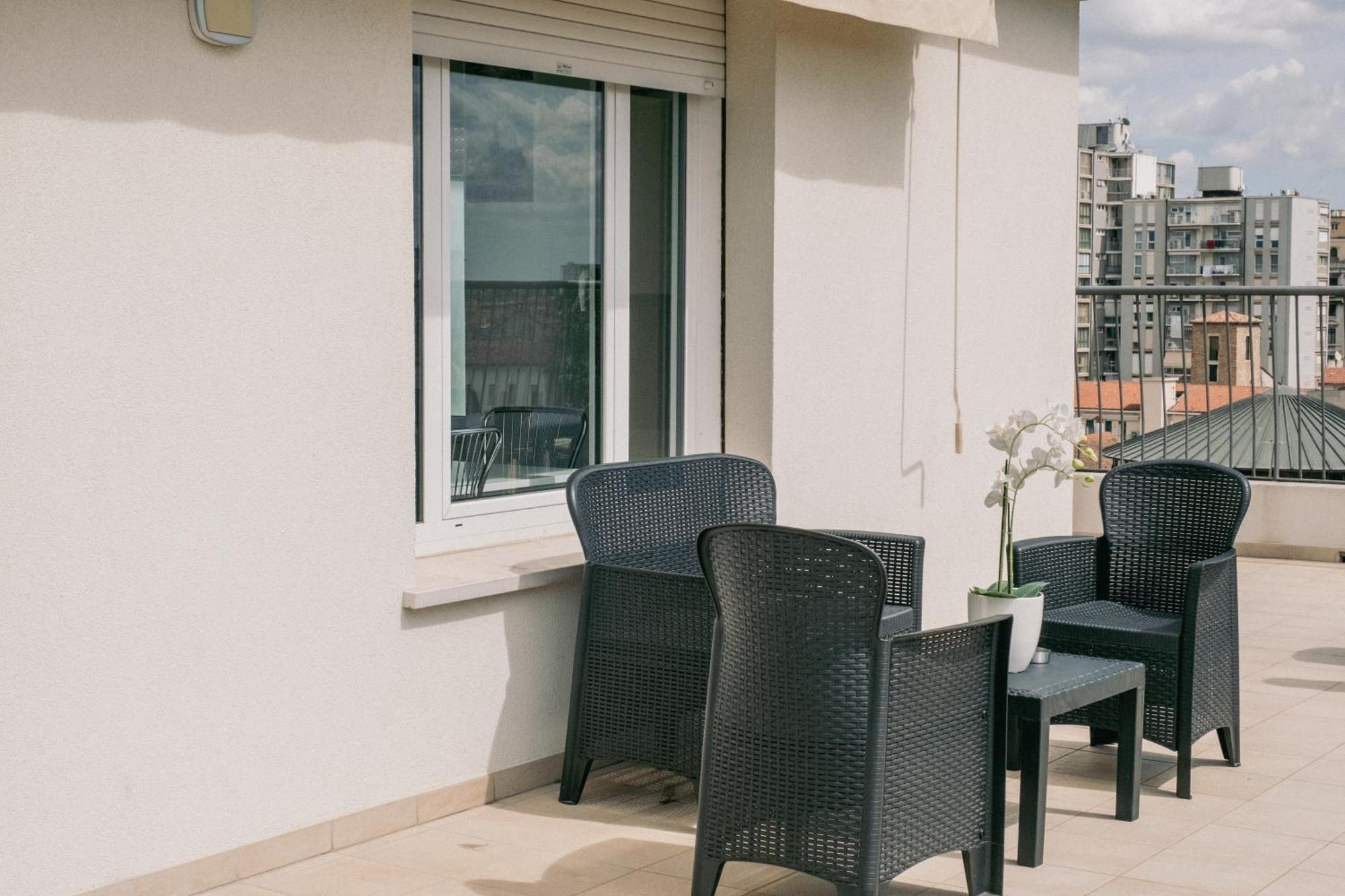 M14 Skyview Center Apartment